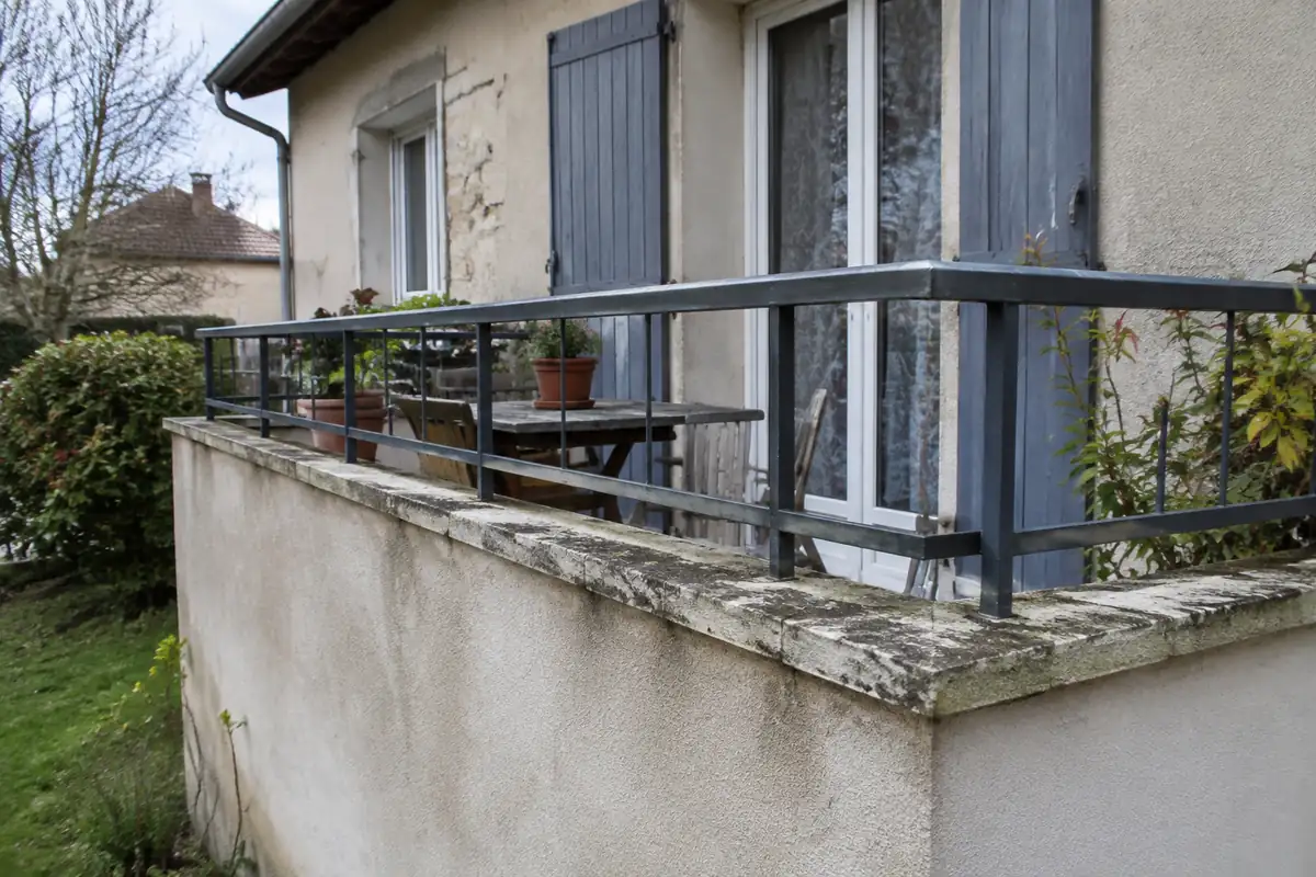 Muret bas de balcon surmonté d'un garde-corps métallique